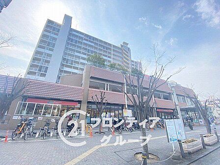 コープ仁川 徒歩8分。 580m