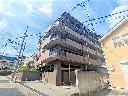 住まい選びは、価格や立地だけでなく、将来の暮らし方まで含めて考えることが大切です。今の段階で気になっていることを、まずスタッフに話してみてください