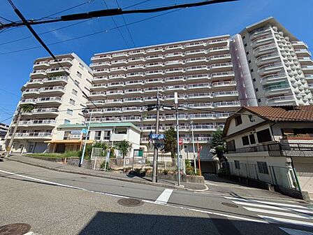 まるで空に向かって伸びるような開放感のあるデザインが素敵ですね!毎日の帰宅が楽しみになるようなスタイリッシュな佇まいは、周囲の街並みの中でもひときわ目を引く存在感を放っていますね!