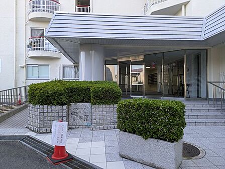 綺麗に整えられた植栽とモダンなデザインが調和していて、とても上品な雰囲気ですね!雨の日でも濡れにくい設計になっているので、小さなお子様やご高齢の方と一緒に歩く時も安心感がありますね!