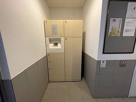 不在時でも荷物を受け取れる宅配ボックスを完備した、利便性の高い共有部です。忙しい現代のライフスタイルに寄り添う充実の設備が、日々のストレスを軽減し快適な暮らしをしっかりとサポートします