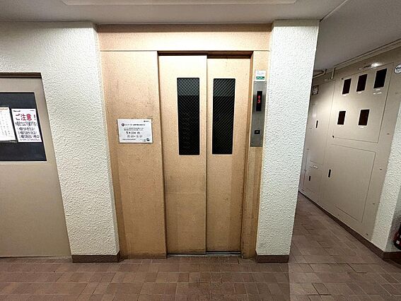 ▼エレベーター...