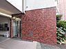エントランス：マンションの正面エントランス。出入りする人間を癒してくれるマンション入り口であり、その建物の「顔」でもあります。