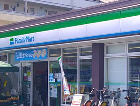 ファミリーマート 赤羽西六丁目店まで徒歩約4分。急なお買い物にも便利です。