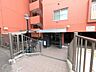 エントランス：マンションの正面エントランス。出入りする人間を癒してくれるマンション入り口であり、その建物の「顔」でもあります。
