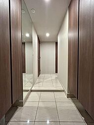 ◇Entrance◇扉を開けてすぐ目に入るのは、高級感あふれる玄関空間。スタイリッシュで洗練された雰囲気を演出し、訪れる人に心地よい第一印象を与えます。