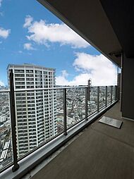◇Balcony◇奥行きのあるゆったりとしたバルコニー。昼は爽快な青空、夜はきらめく夜景が、ここでの暮らしを特別なものに。地上からの喧騒を忘れ、開放感あふれる眺めを堪能できます。