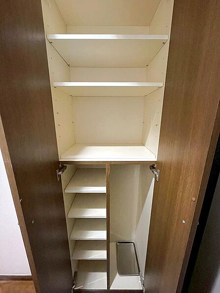 上下にしっかりと収納を確保。棚板は可動式で、靴や日用品など幅広く収納できます。