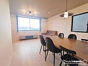 2階LDK21.9帖　明石海峡大橋・淡路島を望むパノラマビューが日常に。LDKの3面に床暖房設置で冬でも快適な寛ぎ空間を