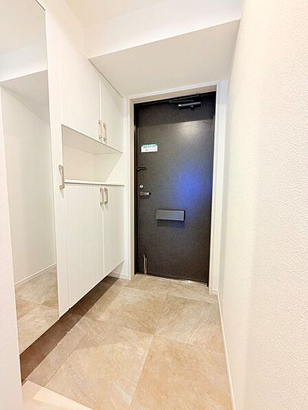 いつも気持ち良く家族やお客様をお出迎え。玄関廻りがすっきりと片づくシューズボックス付き