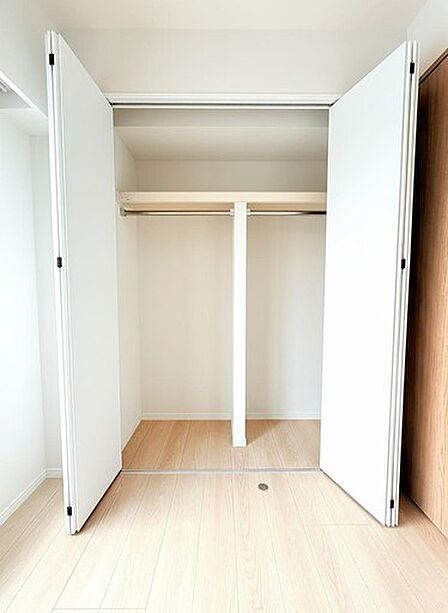 洋室 約4.2帖収納。中棚とハンガーパイプ付き。沢山のお洋服を収納して、お部屋を広々使えます。