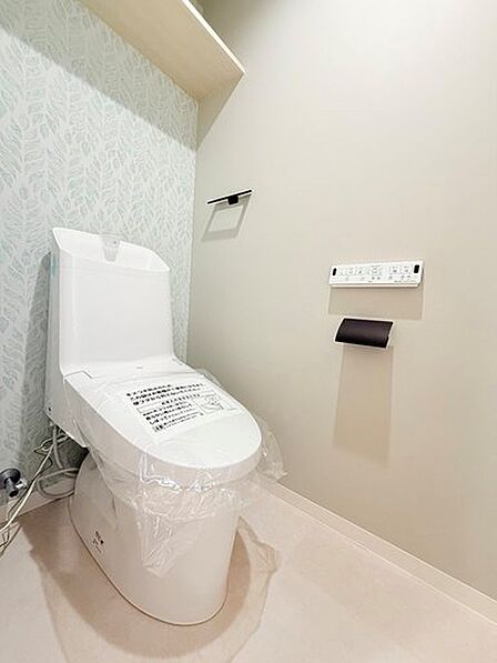 広々落ち着くトイレ。ウォシュレット完備。棚も付いているのでトイレットペーパーのストックもできます
