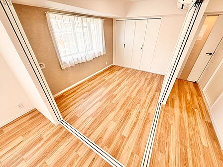 洋室 約5.8帖。リビング横の洋室は、多目的に使える便利な空間です。