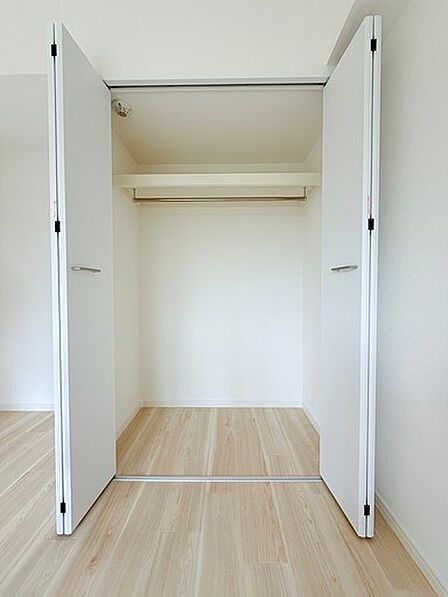 洋室　約6.1帖収納。たっぷりの収納も配備しており、片付いた空間が出来ます。