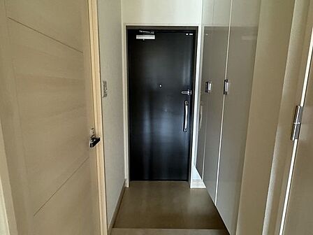 広さにゆとりのある玄関エリア。スッキリとした印象で住まいの顔として迎え入れます。
