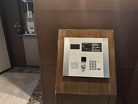 品格と安心感を与えるエントランスエリア。日々の出し入れもスムーズです。