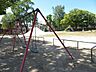 周辺：【小碓中央公園】この辺りではもっとも広さがあり、避難場所としても登録されている公園です。富士山型すべり台やブランコ、普通のすべり台などの遊具があります。いつも子供たちで賑わっています。 950m