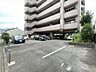その他：【駐車スペース】アスファルト敷の駐車場は足元が汚れにくいので助かります