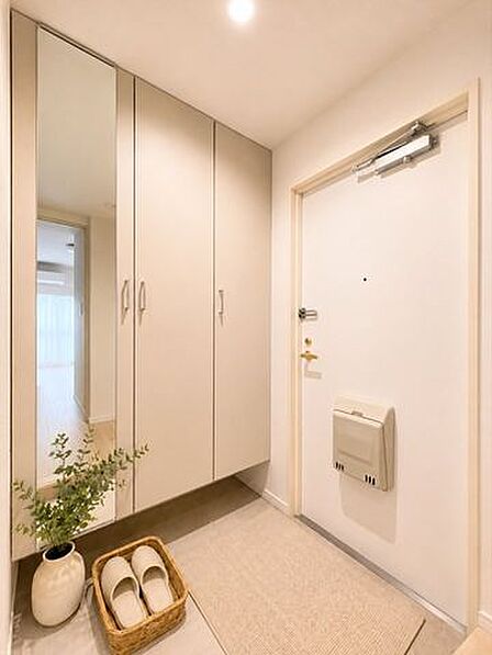 たっぷり収納できるシューズボックス完備。いつでもスッキリ片付く玄関スペースです。