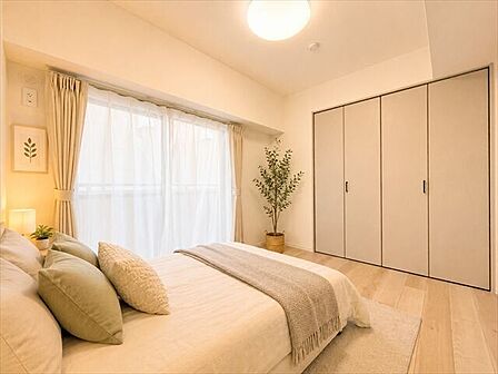 バルコニーに面したお部屋です。お天気のいい日にはたっぷりと陽を取り込むことができ、ベッドの上のお布団もふかふかになりそうですね。