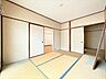 和室：足を伸ばしてくつろげる和室。