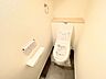 トイレ：後ろのスペースには、トイレットペーパーのストックや芳香剤を置くことができます。
