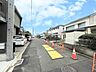 外観：幅員約5mの前面道路です。お子様と手を繋いで歩いている横を車が通り抜けれる道幅となっています。安心してお子様と一緒にお出掛けする事が出来ます。