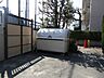 その他：ゴミ捨て場になります。収集場所は前面道路側になりますが、瓶や缶などのごみの日用のケースなどが保管されています。