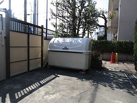 ゴミ捨て場になります。収集場所は前面道路側になりますが、瓶や缶などのごみの日用のケースなどが保管されています。
