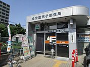 名古屋荒子郵便局　地下鉄高畑駅の1本裏の通りにあります。駅からは少し遠回りをする必要がありますが、徒歩約2分とすぐ到着します。 370m