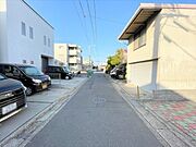幅員約3.7mの前面道路です。車1台が余裕を持って通れる道幅です。車はスピードを控えるので事故率の軽減や歩行者も安心して通行できます。