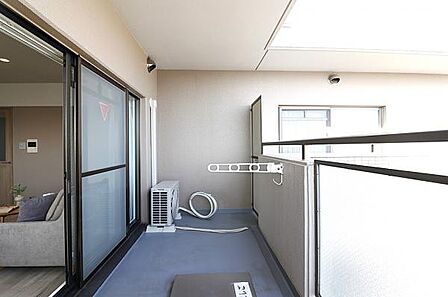 朝の澄んだ空気や、夕方に吹く清々しい風を五感で感じられるバルコニーです♪住まいの中でも本当の自然を感じられるスペースは、日常の中でも大切にしたいものです。四季の移ろいを感じられる心地の良い空間です。