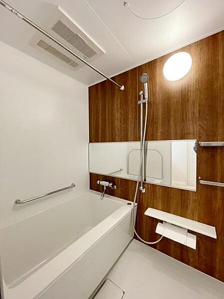 シックで落ち着きのあるカラーが魅力的なバスルームです。この空間で1日の疲れを癒やしていただきたいという思いが込められています♪毎日のバスタイムを少しでも特別な時間に。機能性もデザイン性もばっちりです。