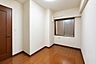 室内：【Room ５帖：2023年クリーニング時撮影】全居室収納付き。窓も全室に備わっているので閉塞感なく居心地の良い空間。