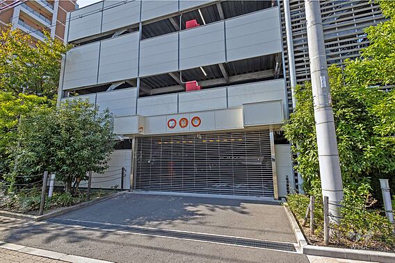 駐車場の出入り...