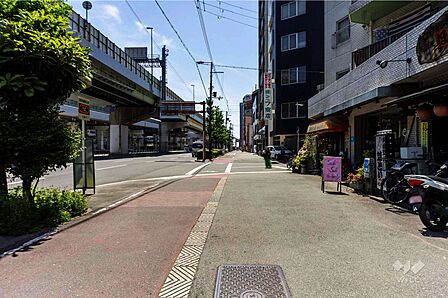 敷地南東側の前面道路（北東側から）