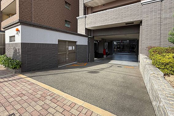 駐車場の出入り...