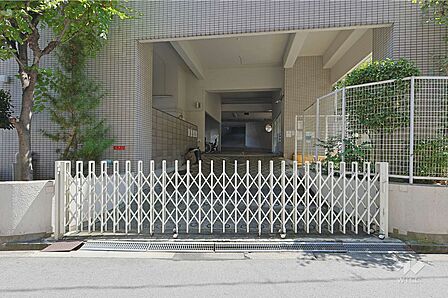 駐車場の出入り口(ゲート付き)