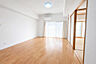 リビング/ダイニング：家族が集まるリビングは、南向きのバルコニーに面して日当たり良好。フローリングも張り替え済みで、心地よくお過ごしいただけます。