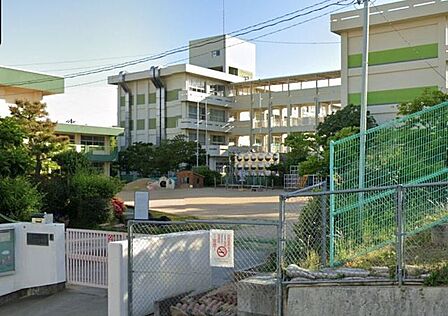 松が丘小学校 210m