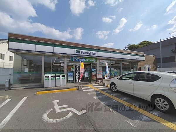 画像13:ファミリーマート　橿原石川町店まで240メートル