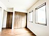 洋室：陽射しが差し込む明るいお部屋。朝は太陽の光を浴びて一日の始まりです。広いクローゼットも有難い。