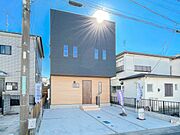 堂々たる趣ながら、主張し過ぎずどこか余裕を感じさせるシャープなフォルムで佇む邸宅は、晴天の空と照らし合わせる事で、本来あるべき完成形の姿を見せてくれます。