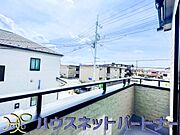 青い空が近くに感じるバルコニーは、爽やかな風をお部屋へ運んでくれます。