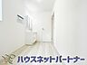室内：毎日使う洗濯機。しっかりと奥行きのある置き場が確保されています。