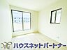 洋室：2面窓のある風通しの良いお部屋は心も体も元気にしてくれます。自分だけのお部屋作りを楽しんでみては。
