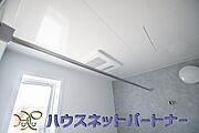 浴室乾燥機。冬場にはヒヤッとしないように暖房機能、梅雨の時期には乾燥等、機能的で清潔感溢れる浴室。快適・清潔な空間で心も体もオフになる時間を楽しむことが可能です。