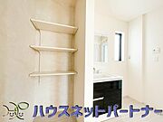 洗面室のある脱衣所は広々。脱いだお洋服をそのままお洗濯。