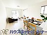 室内：明るく開放的なダイニング。家族とのコミュニケーションが取りやすく、みんなの笑顔が溢れます