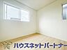 室内：手すりがないと階段の昇り降りで危険なことはもちろん、壁に手をつきながら歩くことで壁紙が汚れやすくなります。すべての方に安心して昇り降りしていただくため、手すりを設置しました。